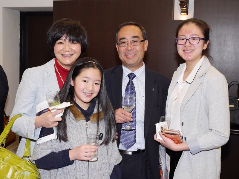 著名小提琴家姚珏(左一)帶同兩位女兒一同欣賞琉森節日弦樂團的精彩演出。